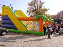 Atrakce skákací hrad se skluzavkou k pronájmu