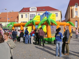 Atrakce skákací hrad se skluzavkou k zapůjčení