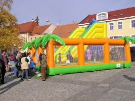 Atrakce skákací hrad se skluzavkou k zapůjčení