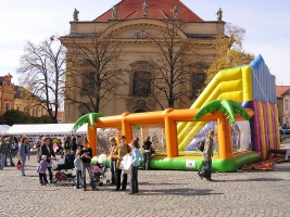 Atrakce skákací hrad se skluzavkou k zapůjčení