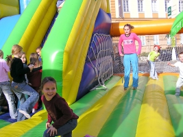 Atrakce skákací hrad se skluzavkou k zapůjčení
