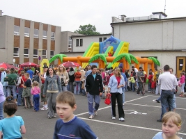 Atrakce skákací hrad se skluzavkou k pronájmu
