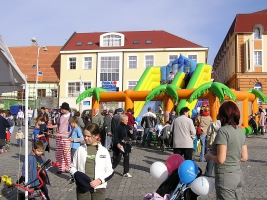 Atrakce skákací hrad se skluzavkou k pronájmu