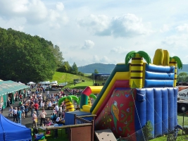 Atrakce skákací hrad se skluzavkou pro děti