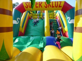 Atrakce skákací hrad se skluzavkou pro děti