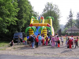 Atrakce skákací hrad se skluzavkou pro děti