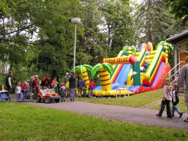 Atrakce skákací hrad se skluzavkou pro děti