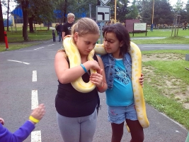Focení s hadem na akci