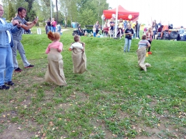Soutěž - skákání v pytli